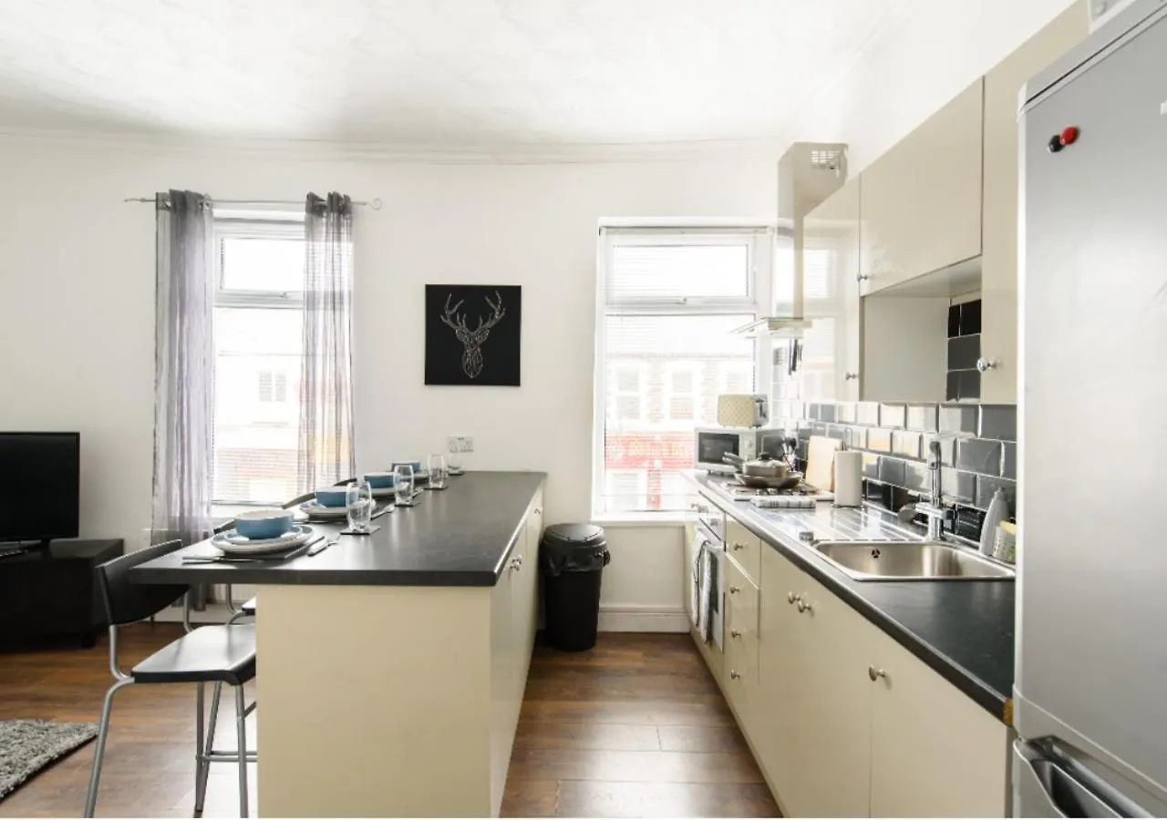 2 Bed Apartment Near City Centre - By Sweet Stays Cardiff 0*,